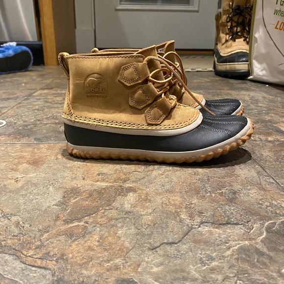 Sorel Out and About Boots - Picture 4 of 5